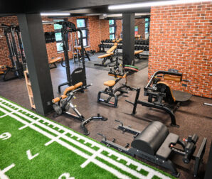 Naše fitness centrum v moderním anglickém stylu je vybaveno špičkovými stroji od přední světové značky Hoist.