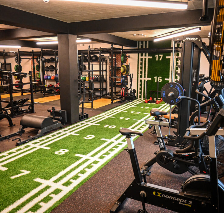 Naše fitness centrum v moderním anglickém stylu je vybaveno špičkovými stroji od přední světové značky Hoist.