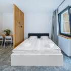 Hotel Break nabízí ubytování v nových dvoulůžkových až čtyřlůžkových pokojích s celkovou kapacitou 20 pokojů.